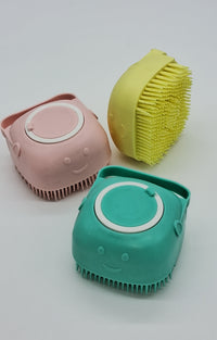 2-in-1 Pet Bath Brush — close-up detail